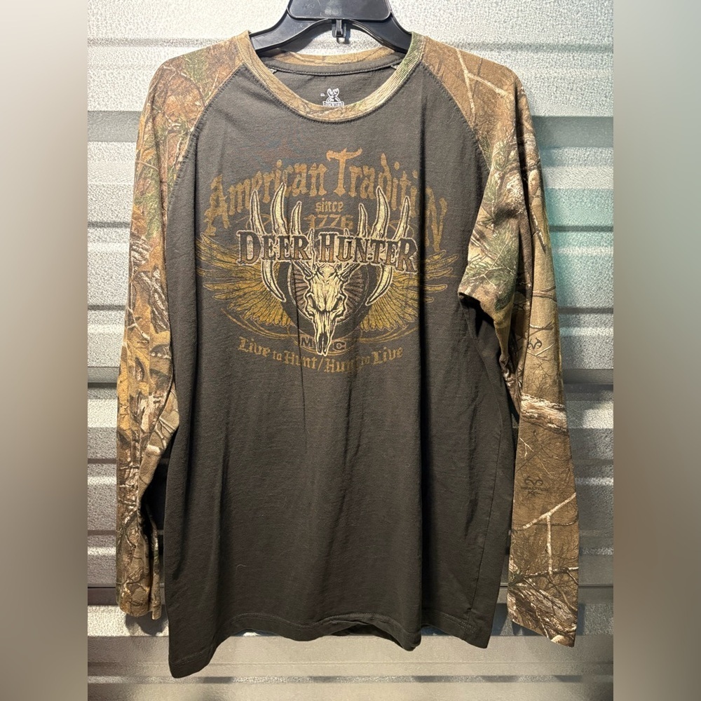 Hunter Men's Deer Hunter Graphic Long Sleeve Shirt - Green and Brown
